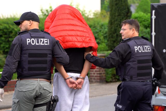Ein Mann wurde am Donnerstagmorgen an der Dorfstraße in Handschellen abgeführt.
