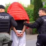 Ein Mann wurde am Donnerstagmorgen an der Dorfstraße in Handschellen abgeführt.