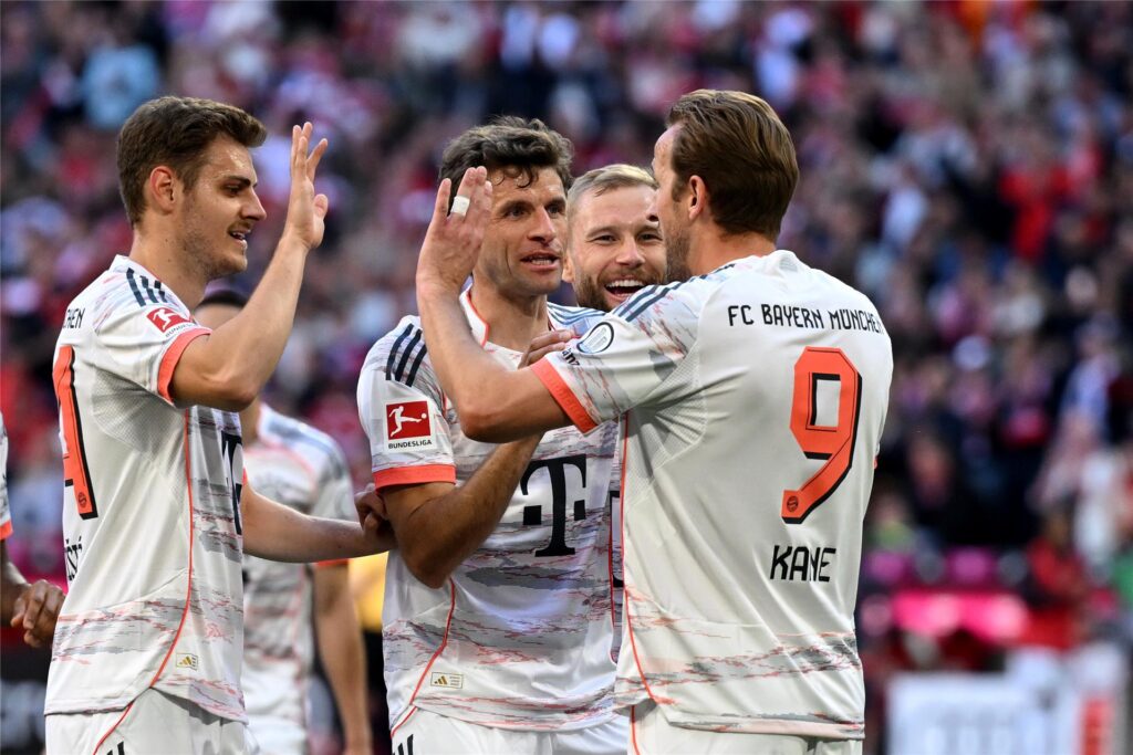 Josip Stanisic, Thomas Müller, Konrad Laimer und Harry Kane vom FC Bayern München bejubeln ein Tor. Josip Stanisic, Thomas Müller, Konrad Laimer und Harry Kane vom FC Bayern München bejubeln ein Tor.