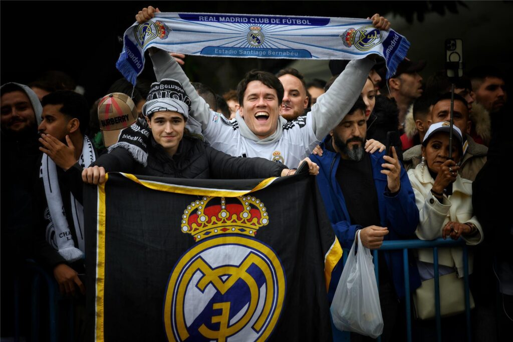 Fans von Real Madrid jubeln auf der Tribüne. Fans von Real Madrid jubeln auf der Tribüne.
