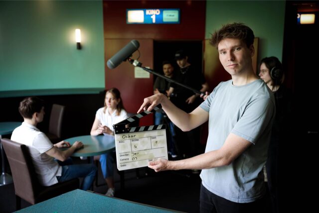 Film-Student Joris Deffte mit einer Klappe