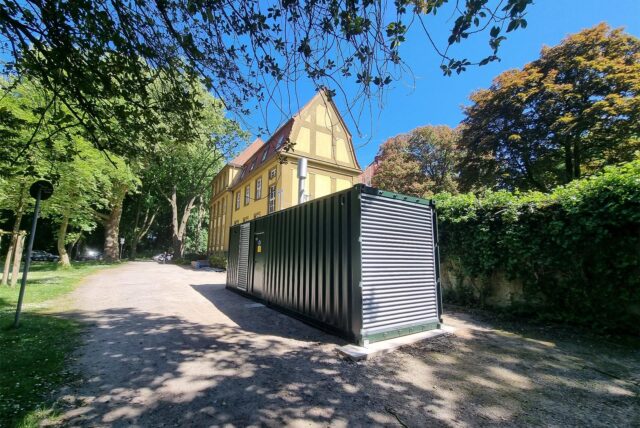 Ein Notstromaggregat steht für dem Dattelner Rathaus.