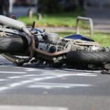 Ein Motorrad liegt nach einem Unfall auf der Straße