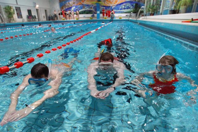 Schwimmerinnen und Schwimmer im Hallenbad Hombruch in Dortmund.