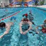 Schwimmerinnen und Schwimmer im Hallenbad Hombruch in Dortmund.