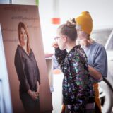 Zwei Mädchen schauen sich ein Plakat an