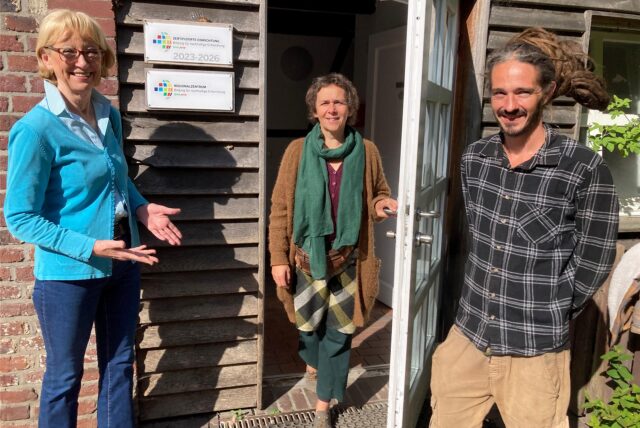 Jutta Haug (l.), Vorsitzende der Hertener Bürgerstiftung, steht am Eingang des Hof Wessels. Hofleiterin Karina Spohr öffnet die Tür. Daneben steht Oliver Niehaus, der für die Landwirtschaft zuständig ist.