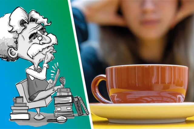 Frau sitzt vor einer Tasse Kaffee.