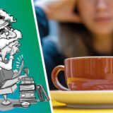 Frau sitzt vor einer Tasse Kaffee.