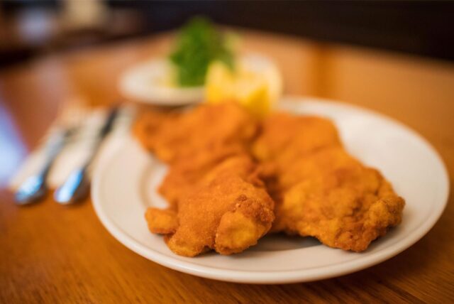 Zwei Schnitzel auf einem Teller.