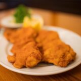 Zwei Schnitzel auf einem Teller.