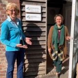 Jutta Haug (l.), Vorsitzende der Hertener Bürgerstiftung, steht am Eingang des Hof Wessels. Hofleiterin Karina Spohr öffnet die Tür. Daneben steht Oliver Niehaus, der für die Landwirtschaft zuständig ist.
