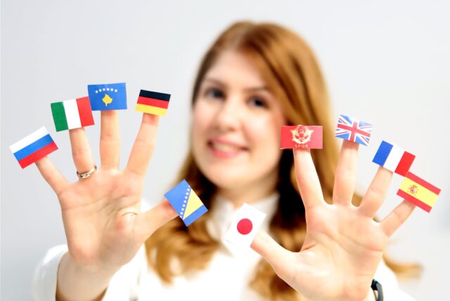 Almina Boshnjaku hält zehn Flaggen in die Kamera