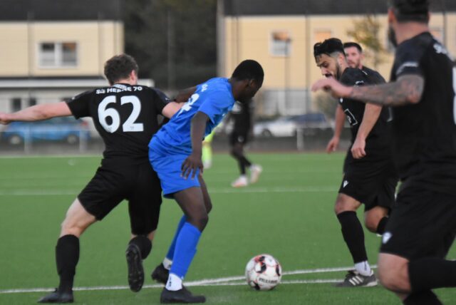 Zuletzt traf Hamidou Soumare für den VfB Waltrop doppelt im Kellerduell gegen den SV GE-Hessler. Kann er das auch im nächsten wichtigen Spiel, auswärts bei der SG Herne 70, wiederholen? (Foto aus dem Hinspiel)
