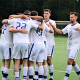 Die Spieler des FC Castrop-Rauxel bilden eine Jubeltraube.