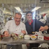 Ob Hype oder nicht Hype: Man kann mit Fisch aus der Dose tatsächlich Vorspeisen herstellen, denen man die Dose nicht anmerkt. Günther Overkamp und Azubi-Koch Julien Kiesewetter zaubern hier eine besondere Burrata mit Anchovis, gebratener Mango und Chili. Aber es gibt noch mehr Ideen.