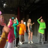 Das Junge Ensemble des Lea-Drüppel-Theaters steht auf der Bühne und probt einen Song.