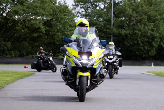 Motorradfahrer und Polizisten auf gemeinsamer Bikertour.