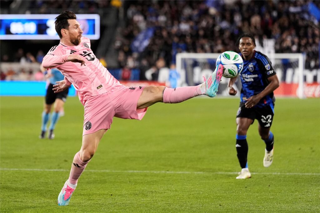 Lionel Messi von Inter Miami versucht, einen Pass zu kontrollieren.