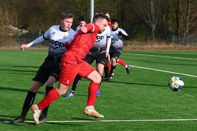 Zwei Spieler im Duell.