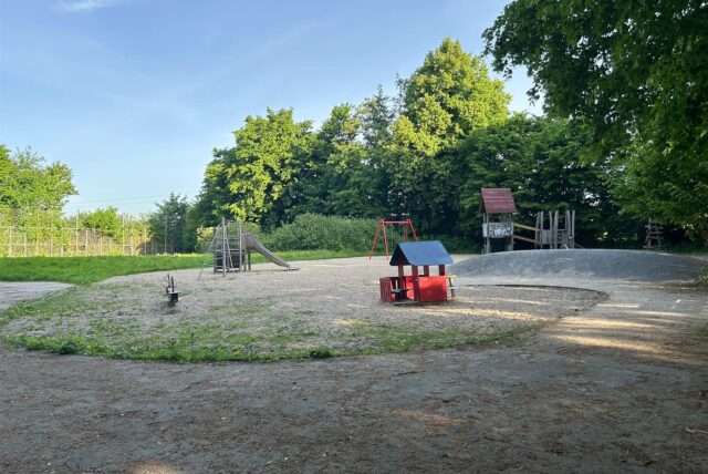 Dieses Foto vom Spielplatz an der Heunerstraße in Dortmund Hombruch zeigt, wie trostlos die Spielstätten für Kinder in Dortmund zum Teil sind.