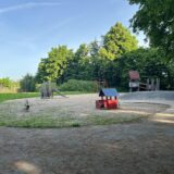 Dieses Foto vom Spielplatz an der Heunerstraße in Dortmund Hombruch zeigt, wie trostlos die Spielstätten für Kinder in Dortmund zum Teil sind.