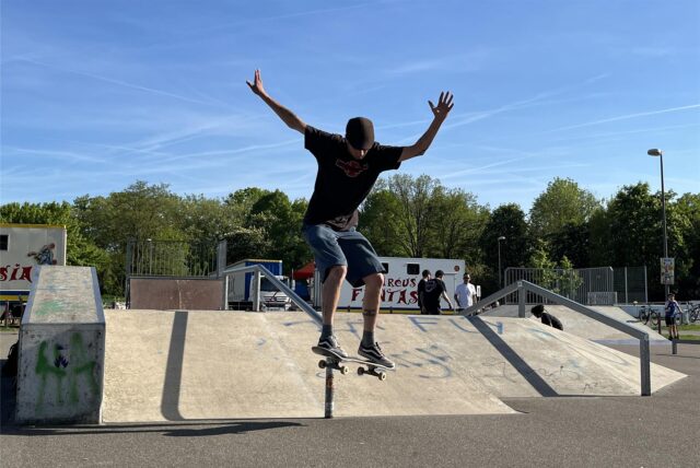 Ein Skater im Skatepark, der Teil des Freizeitparks Brassert ist.