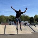 Ein Skater im Skatepark, der Teil des Freizeitparks Brassert ist.