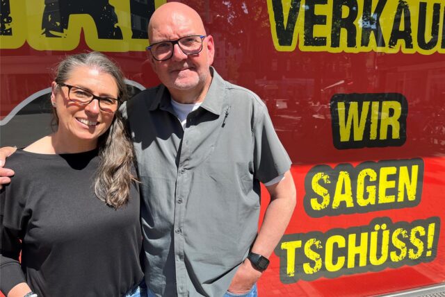 Diana und Christoph Ules stehen vor dem Schaufenster ihres Geschäfts.