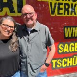 Diana und Christoph Ules stehen vor dem Schaufenster ihres Geschäfts.