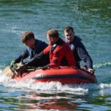 Am Freitagmorgen musste die Feuerwehr zu einem ungewöhnlichen Einsatz ausrücken. Ein Reh war in den Kanal gefallen.