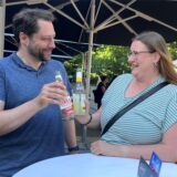 Trinken am Stehtisch entspannt eine Fassbrause: Peter und Silja Sasse aus Bochum.