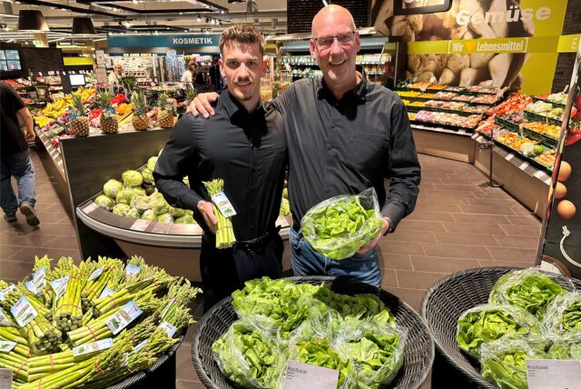 Marius Bleise (links) übernimmt das E-Center von seinem Vater Hans-Jürgen.