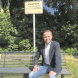 Bürgermeister Marcel Mittelbach sitzt auf einer Parkbank.