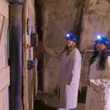 Die Redakteurinnen Julienne Zaimat und Rosi Taslima Azam in einem Trainingsbergwerk.