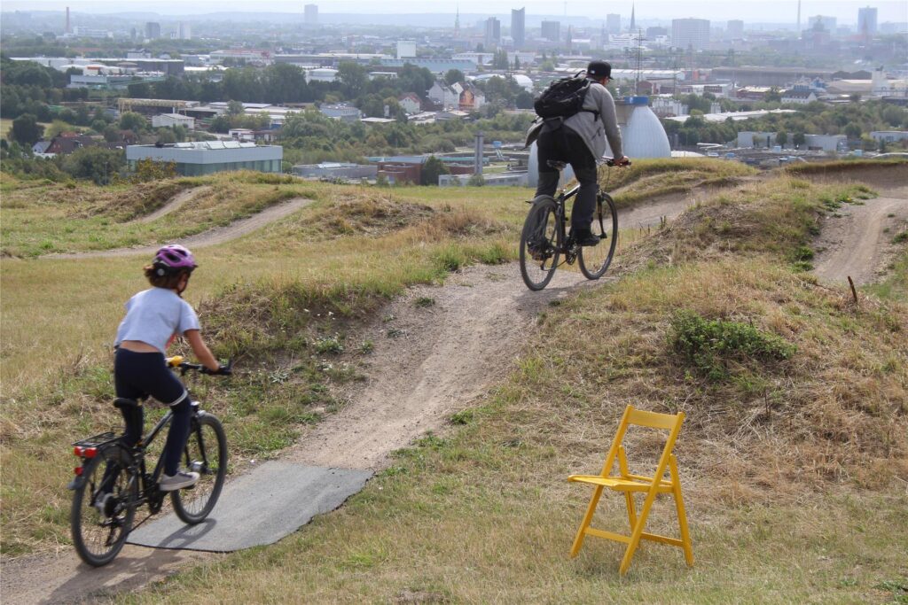 Südlich der Mountainbike-Anlage wird eine große Aussichtsplattform installiert, von der aus die Dortmunder Innenstadt und weitere Landmarken wie der Hafen, der Hammerkopfturm oder das Stadion zu sehen sind. Südlich der Mountainbike-Anlage wird eine große Aussichtsplattform installiert, von der aus die Dortmunder Innenstadt und weitere Landmarken wie der Hafen, der Hammerkopfturm oder das Stadion zu sehen sind.