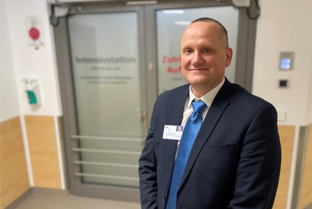 Standortleiter Axel Westermann vor der Intensivstation des Rochus-Hospitals: Sie wurde in den vergangenen Jahren saniert, die Geburtshilfe aber ist jetzt geschlossen worden. Im Interview spricht er über die Zukunft des Krankenhauses.