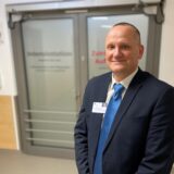 Standortleiter Axel Westermann vor der Intensivstation des Rochus-Hospitals: Sie wurde in den vergangenen Jahren saniert, die Geburtshilfe aber ist jetzt geschlossen worden. Im Interview spricht er über die Zukunft des Krankenhauses.