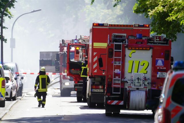 Einsatzwagen der Feuerwehr Dortmund parkt am Straßenrand.