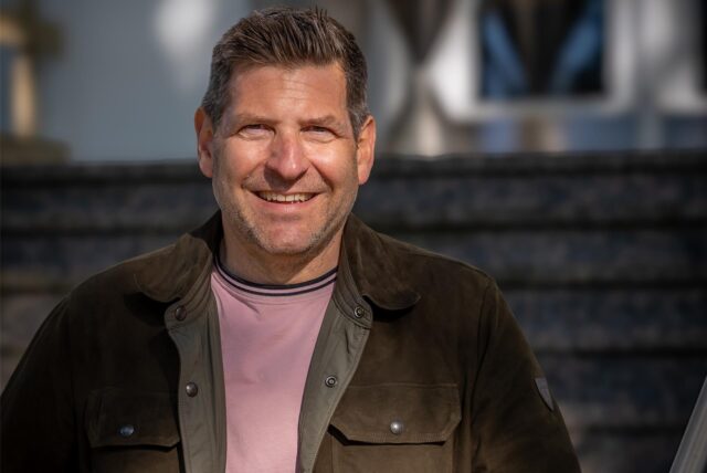 Gastronom und Hotelbetreiber Hendrik van Dillen vor dem Parkhotel in Herne