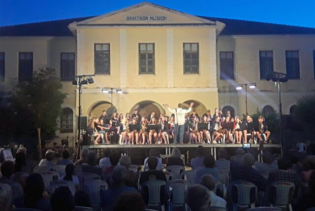 Die Big Band der Erich-Klausener-Schule aus Herten gibt ein Konzert in Griechenland.