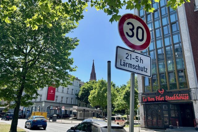 Noch stehen die provisorischen Schilder für Tempo 30. Doch am Hohen Wall wurden schon Stangen fest verankert, um bald dauerhafte Schilder anbringen zu können.