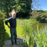 Rudolf Küper steht in seinem Garten in Recklinghausen-Süd