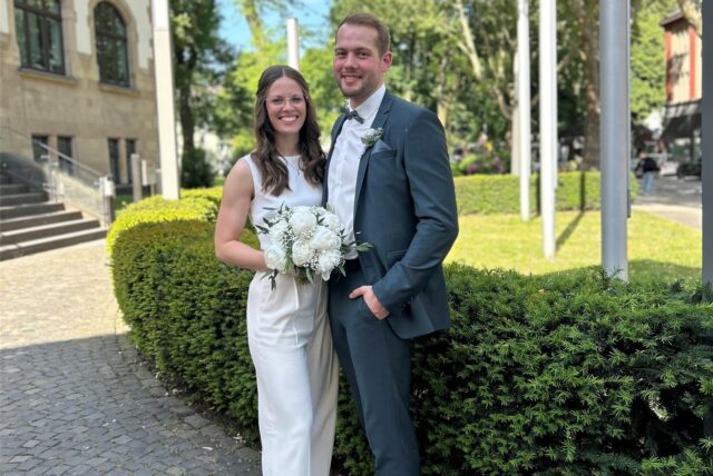 Lara und Alex Materna vor dem Mengeder Amtshaus.