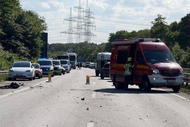 Unfallstelle auf einer Autobahn mit  Fahrzeugen, die eine Rettungsgasse bilden.