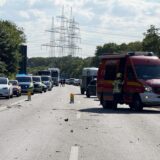 Unfallstelle auf einer Autobahn mit  Fahrzeugen, die eine Rettungsgasse bilden.