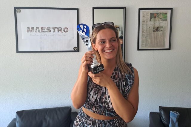 Stolz zeigt Jessica (28) den Pokal für ihren Erfolg