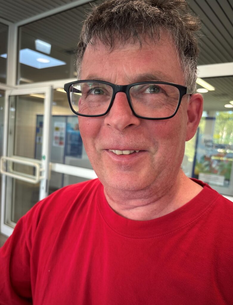 Bernd Noell engagiert sich im Vorstand der DLRG, bei der Schwimmausbildung und beim Außendienst mit dem Boot auf dem Kanal. Bernd Noell engagiert sich im Vorstand der DLRG, bei der Schwimmausbildung und beim Außendienst mit dem Boot auf dem Kanal.