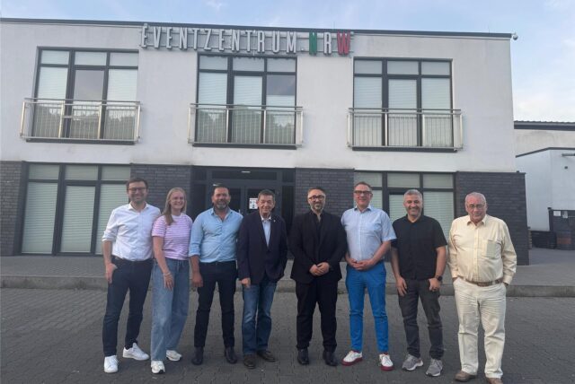 Der Betreiber des Eventzentrums.NRW in Sinsen Hüseyin Yigitoglu (4.v.r.) mit Bürgermeister Werner Arndt (4.v.l.), dem SPD-Fraktionsvorsitzenden Peter Wenzel (3.v.l.) und weiteren Vertretern des SPD-Ortsvereins Sinsen-Lenkerbeck vor dem Eventzentrum.