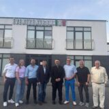 Der Betreiber des Eventzentrums.NRW in Sinsen Hüseyin Yigitoglu (4.v.r.) mit Bürgermeister Werner Arndt (4.v.l.), dem SPD-Fraktionsvorsitzenden Peter Wenzel (3.v.l.) und weiteren Vertretern des SPD-Ortsvereins Sinsen-Lenkerbeck vor dem Eventzentrum.
